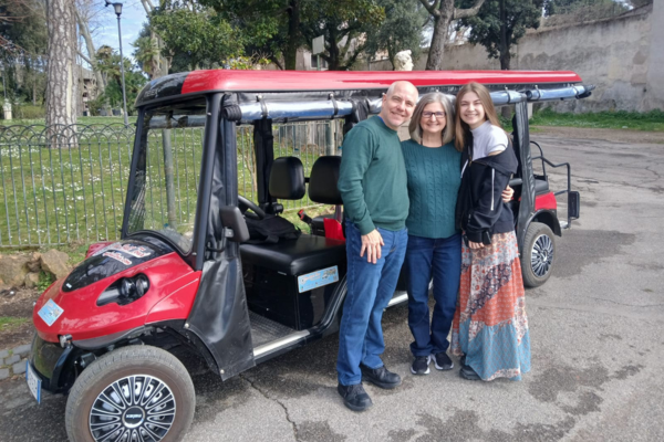 golf-cart-tour-family-in-rome